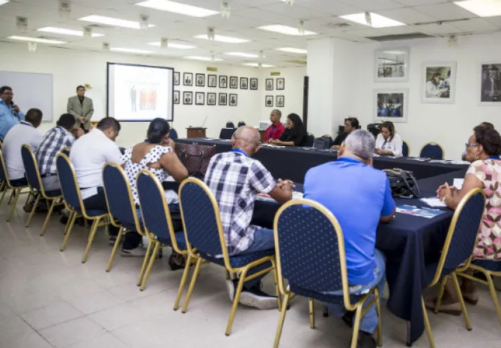 Trabajadores y sindicalistas se capacitan para ser líderes y enseñar a otros.
