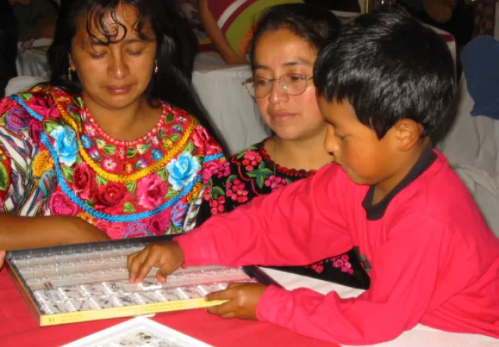 En Guatemala, los niños,  a la vez que aprenden a leer y escribir, socializan, comparten, se divierten. Foto: Cortesía.