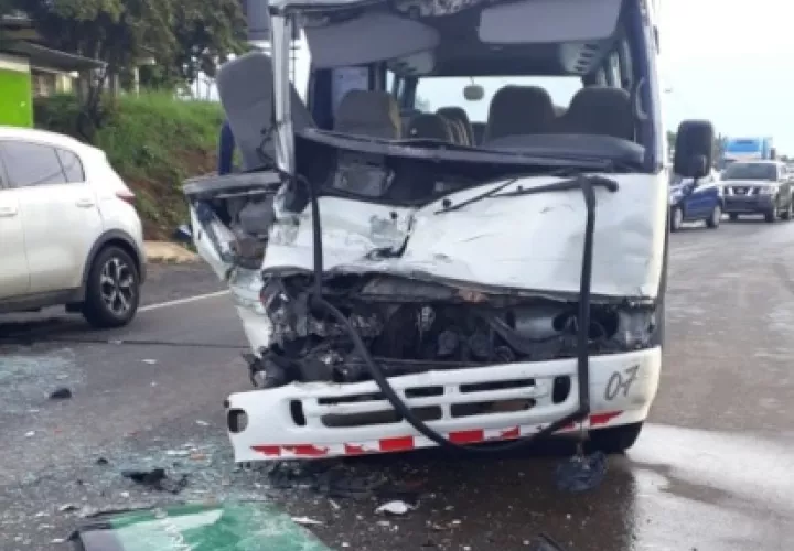 El accidente ocurrió cuando un camión freno repentinamente y el bus lo colisionó en la parte trasera. Foto/Eric Montenegro