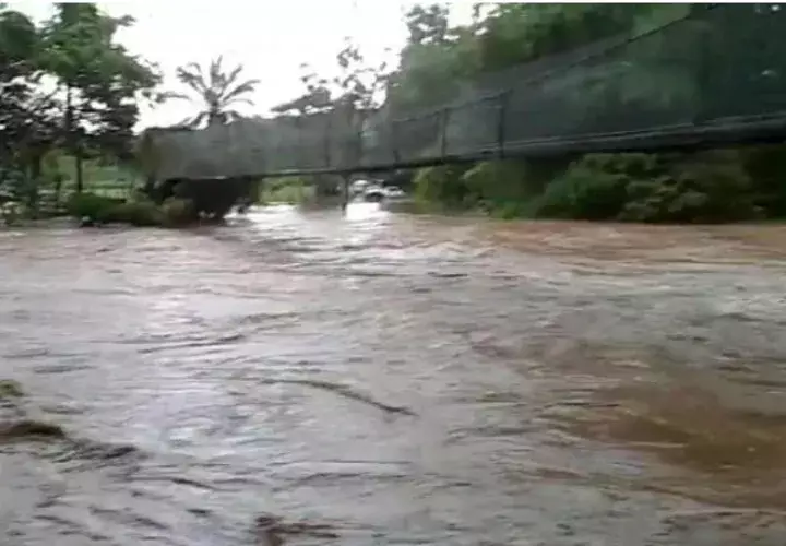 Los educadores no permitieron a los estudiantes utilizar el puente por la crecida del río Tería en Capira