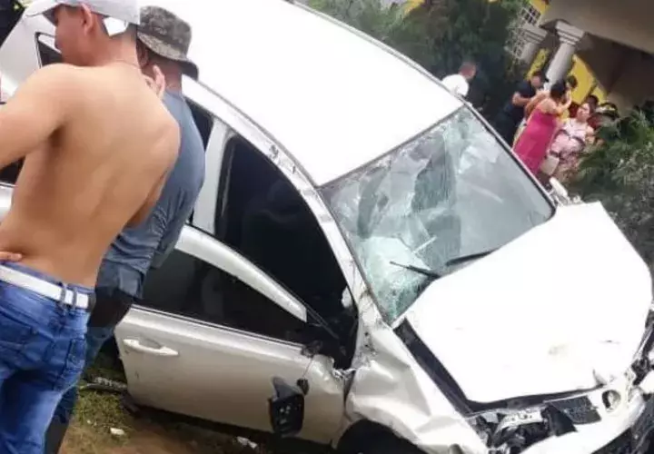 El conductor del vehículo se salió de la vía, quedando en un barranco. Foto: Eric A. Montenegro. 