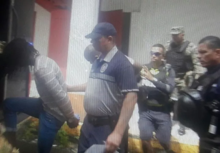 Entre las evidencias se encontraron dos armas de fuego, un arma blanca y pasa montañas. Foto/Diómedes Sánchez