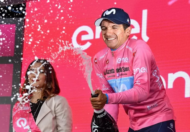 Richard Carapaz  festeja su liderato.