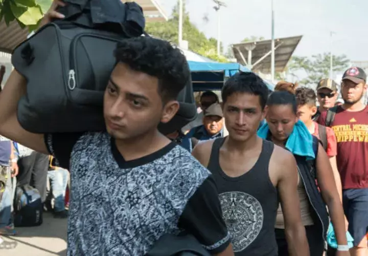 La caravana salió de San Pedro Sula, Honduras, el lunes pasado y en ella viajan hombres, mujeres y niños.
