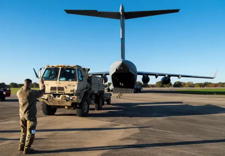 El supuesto objetivo de esta operación es asistir a la Oficina de Aduanas y Protección Fronteriza (CBP, en inglés) ante la hipotética llegada de dos caravanas de inmigrantes. FOTO/EFE