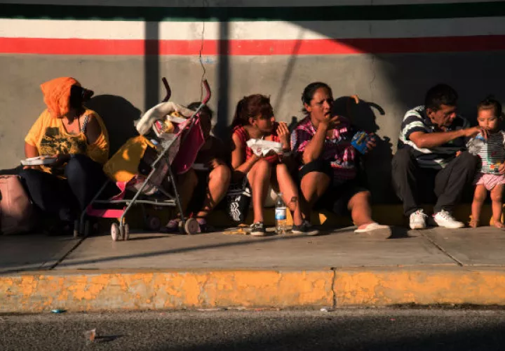 El contingente de unas dos mil personas conformado por hombres, mujeres y niños salió minutos después de las 4.00 hora local (10.00 GMT) desde Tapachula cargando solamente una mochila sobre sus hombros.