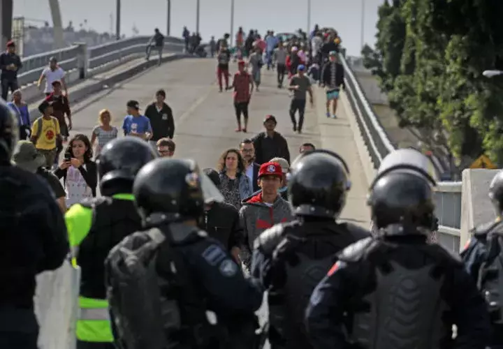 Las autoridades hondureñas han negado la salida a 716 nacionales, 326 de ellos menores, por tener "impedimentos de salida por falta de requisitos", indicó.