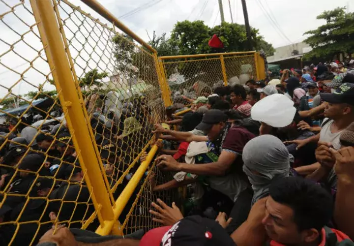El presidente de EE.UU., Donald Trump, ha adoptado una postura muy dura, amenazando con enviar el Ejército a la frontera, y ha asegurado que recortará "sustancialmente" la ayuda económica que concede a Guatemala, Honduras y El Salvador como represalia por el avance de los migrantes, al tiempo que ha arremetido contra México por no detenerla.