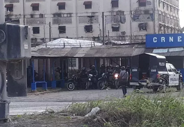 Las autoridades buscan drogas, armas, artefactos prohibidos y realizan otras investigaciones en el Centro Nueva Esperanza. Foto/Diómedes Sánchez