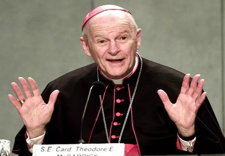  La reducción al estado laical prevé que no se pueden administrar los sacramentos, vestirse como un sacerdote y se suspende cualquier tipo de sueldo.
