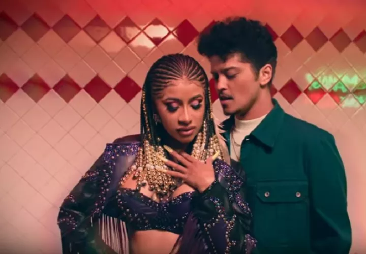 Cardi B y Bruno Mars en el video. Foto: YouTube