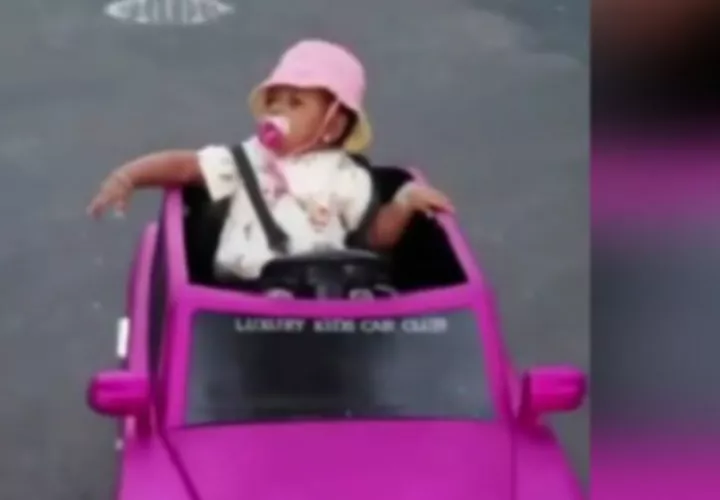 La niña en  el pequeño Rolls-Royce. Foto: Instagram
