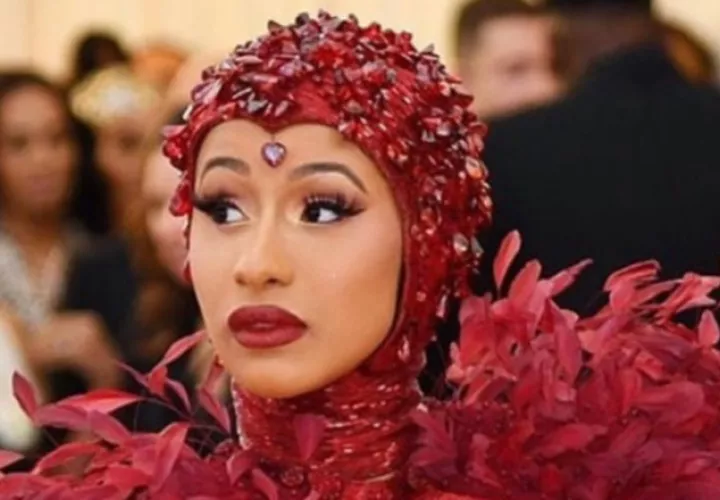 Cardi B, impresionó con su lujoso y original atuendo.