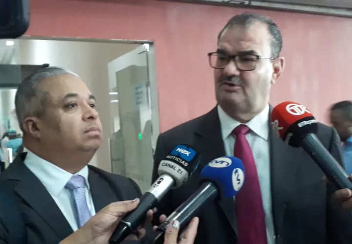 El abogado Carlos Carrillo (dcha.) espera la respuesta del Ministerio Público sobre las denuncias de perito Luis Rivera Calles. 