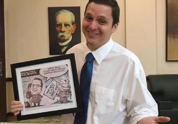 Ministro Carlos Rubio junto a la imagen donde se hace referencia a Ricardo Martinelli.  Foto/Archivos