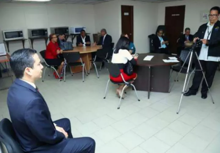 Los interesados deben acudir a tomarse la foto en vestimenta formal.