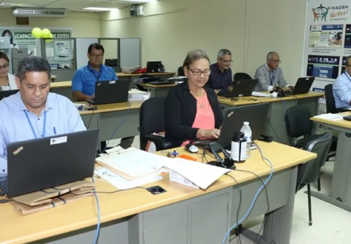 A través de la Ley No. 9 de 1994, donde se establece la carrera administrativa, se inicia el proceso de considerar dicha carrera para los funcionarios con sus derechos y deberes.