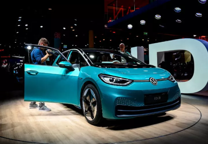 Volkswagen planea lanzar una alineación de vehículos eléctricos baratos producidos en masa. El nuevo ID.3. Foto/ Sascha Steinbach/EPA, vÍa Shutterstock.