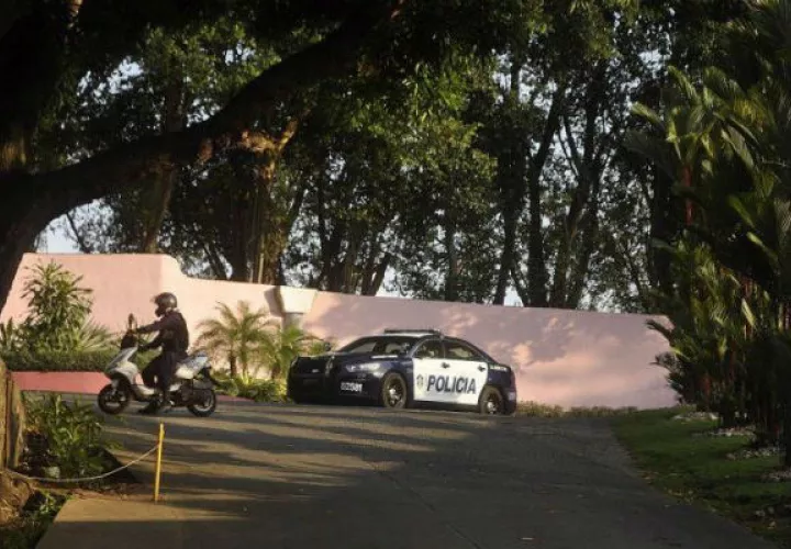 Policía descubre a su esposa con su auto dentro de un 'push' en Juan Díaz. Foto: Panamá América.