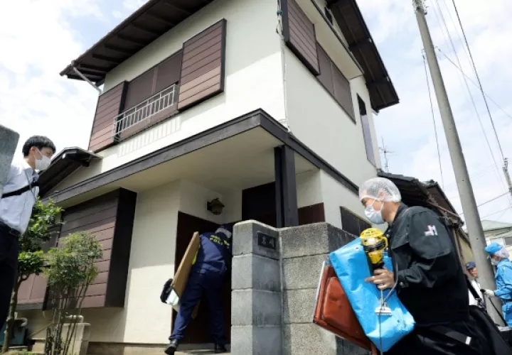 Varios policías registran la vivienda del hombre que atacó a un grupo de colegialas en Kawasaki, al sur de Tokio (Japón). FOTO/EFE