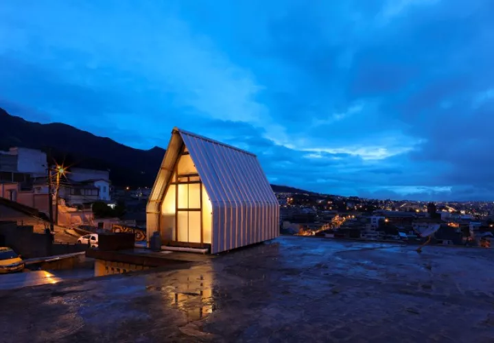 Anochecer en Quito con la Casa Parásito en primer término.  EFE