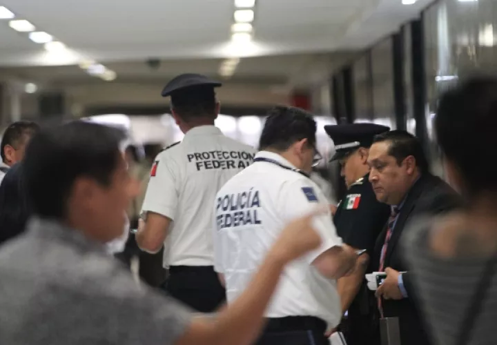 A lo largo del día se multiplicaron las entradas y salidas de investigadores de la Procuraduría General de Justicia (Fiscalía) de la Ciudad de México y agentes de la Policía Federal en la Casa de Moneda de México, donde se concentraron decenas de periodistas. FOTO/EFE