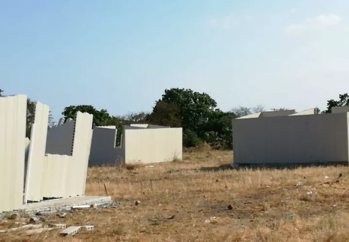 Las 'casas de papel' que nunca entregó el programa Techos de Esperanza. Foto: Miriam Lasso.