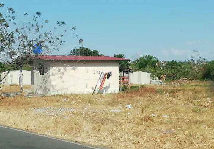 Las 'casas de papel' que nunca entregó el programa Techos de Esperanza. Foto: Miriam Lasso.