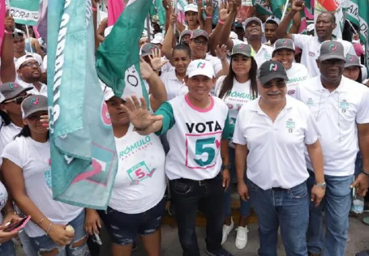 Luis Casís, junto a otros miembros de CD, se ha dedicado a recorrer el país.