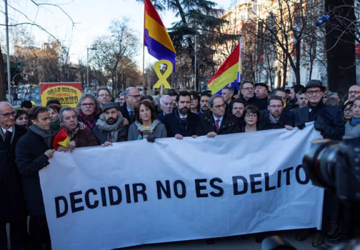 El presidente de la Generalitat, Quim Torra (4d), y el presidente del Parlament, Roger Torrent (5i), tras una pancarta con el lema "Decidir no es delito", a su llegada al Tribunal Supremo. FOTO/EFE