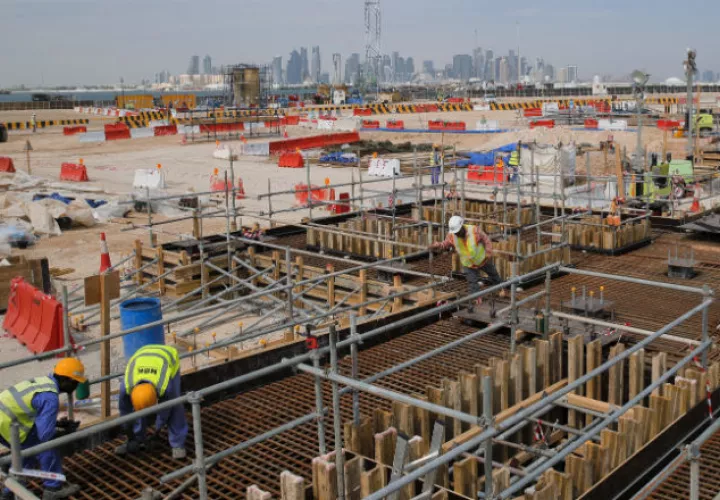 Obreros trabajan en la construcción del estadio Ras Abu Aboud. Foto AP