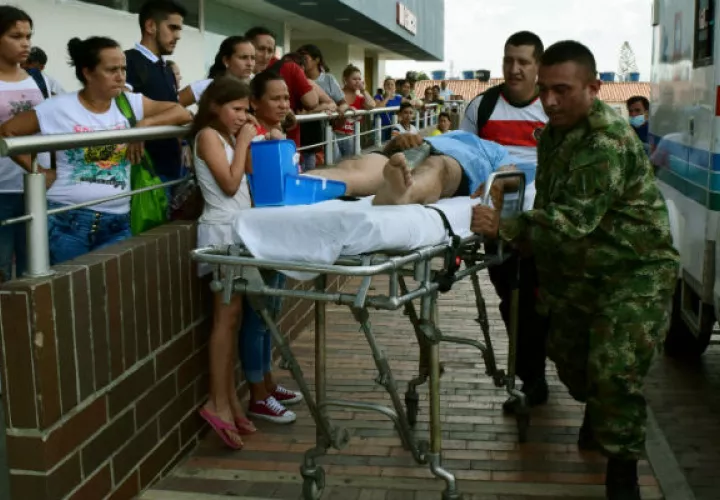 Uno de los heridos en el ataque llega a un hospital en Cúcuta. Foto: EFE.