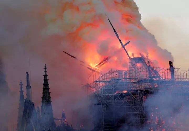  La prioridad de los bomberos se centra ahora en evitar que se derrumbe la torre norte de la catedral, lo que podría acabar con buena parte del edificio.