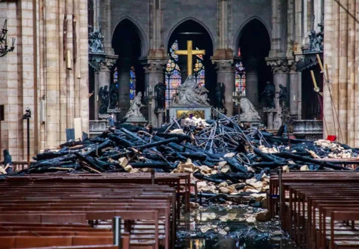 Francia evalúa los daños sufridos por la catedral de Notre Dame de París, devastada por un incendio cuyo origen es todavía desconocido y está siendo investigado por la Justicia. FOTO/EFE