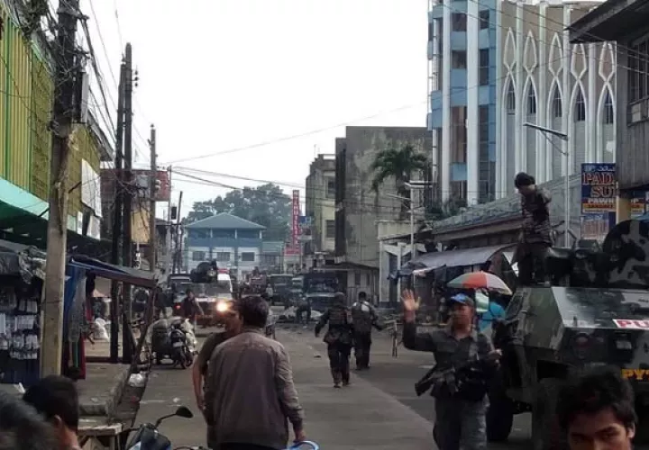Soldados en guardia en una iglesia católica donde explotaron dos bombas en la ciudad de Jolo, Sulu, Filipinas. FOTO/AP