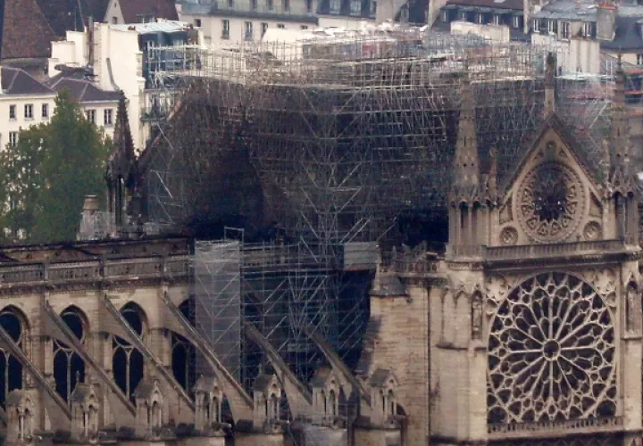 Los bomberos declararon su éxito en una batalla de más de 12 horas para extinguir un infierno que envolvía la emblemática catedral de Notre Dame de París, que reclamó su torre y techo, pero no escatimó en sus campanarios. FOTO/AP