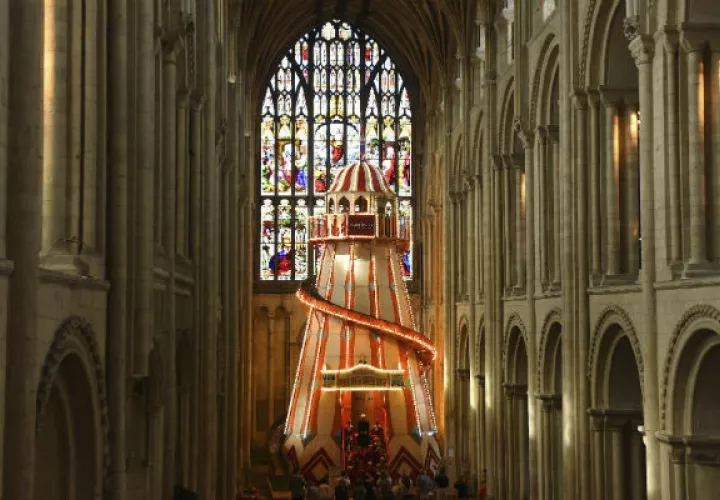 La Catedral de Norwich instaló temporalmente un tobogán para despertar el interés en la iglesia anglicana. Foto/ Joe Giddens/Press Association, vÍa Associated Press.