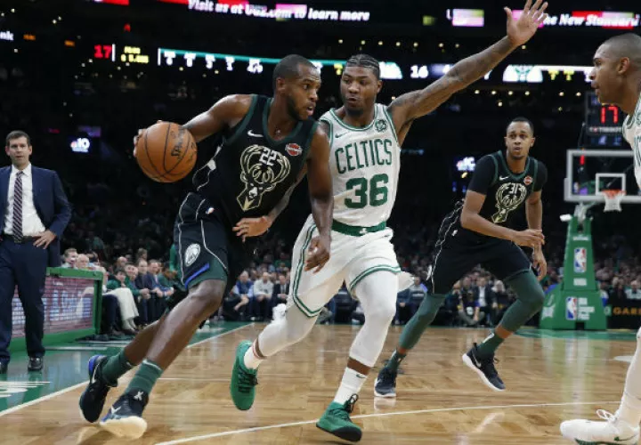 Khris Middleton de Milwaukee Bucks (22) y  Marcus Smart de los Celtics de Boston. Fto:AP 