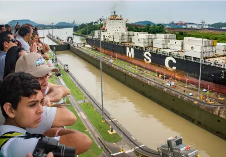  El Centro de visitantes del Canal de Panamá cuenta con amplias terrazas para observar el tránsito de los barcos