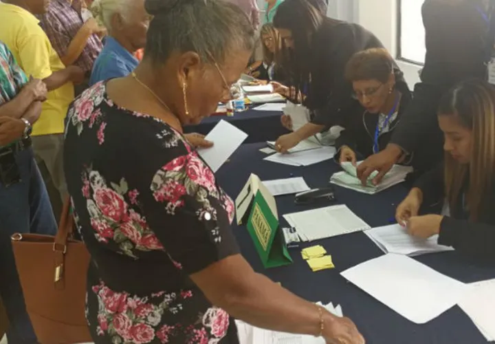 El MEF recomienda a los beneficiarios verificarse en la página de Cepadem para conocer el día y lugar que debe retirar su documento. Foto/Cortesía MEF
