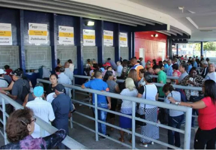 Los comercios o particulares tienen que ir al MEF antes del 15 de octubre para que los puedan cambiar al 100% en el Banco Nacional de Panamá (BNP) los Cepadem. Foto/Cortesía