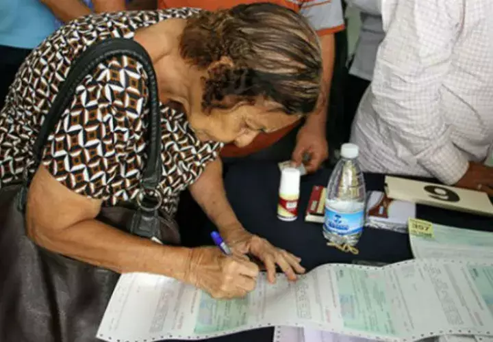 Queda pendiente el procesamiento de los certificados de aproximadamente 50 mil beneficiarios. Foto/Archivo