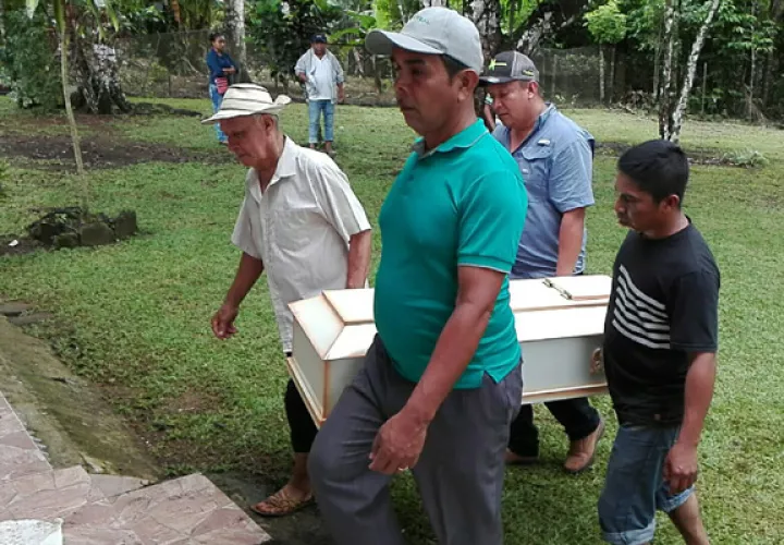 El pastor a cargo de la ceremonia, hizo un llamado a la familia a unirse y buscar juntos el consuelo además de mantener siempre vivo el recuerdo de Keila y Ángela. Foto/Eric Montenegro