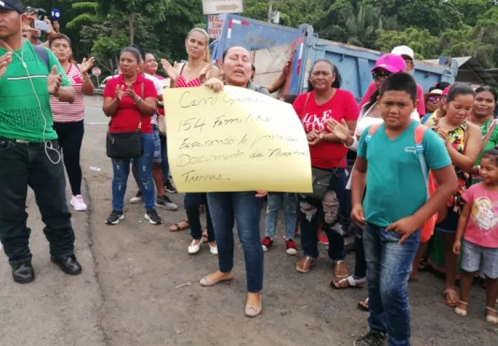 La protesta de las familias se realizó a orillas de la vía Interamericana en el sector de Loma Cová. Foto/Eric Montenegro