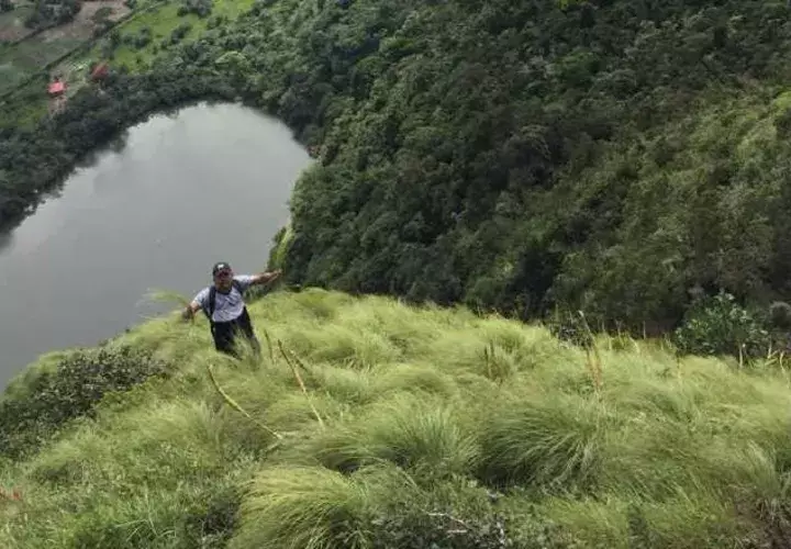 Al lado de la Laguna está el Cerro Picacho, en el que también pueden practicar senderismo