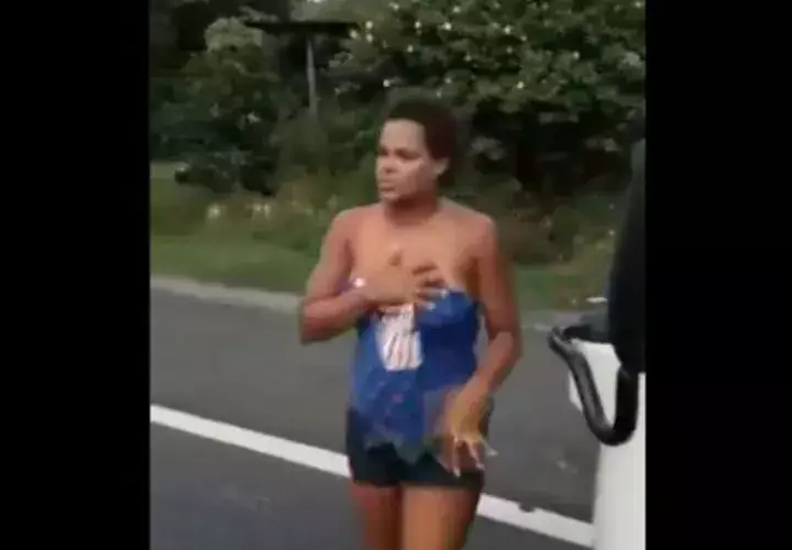 La madre del bebé cuando salió a la vía Interamericana en busca de su hijo, en Chame. Foto: Redes sociales.