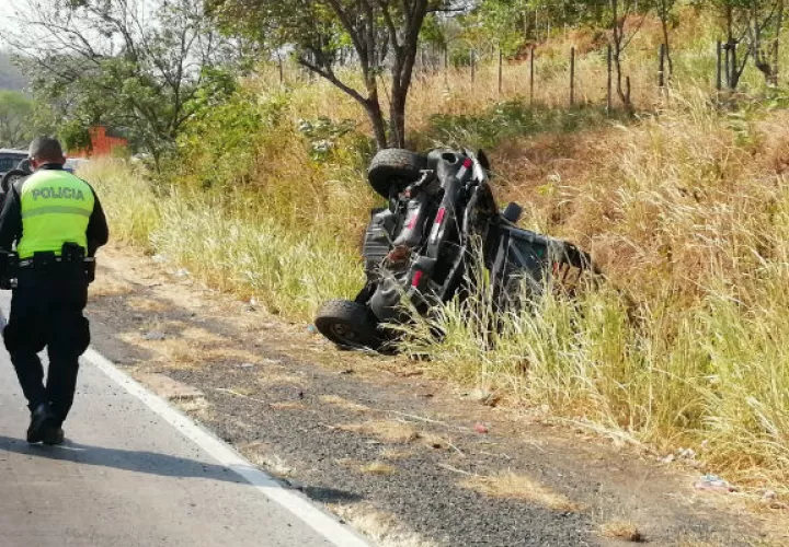 El vehículo quedó en una cuneta. Foto: Eric A. Montenegro.