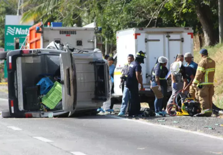Bomberos en la escena del accidente. Foto: Eric A. Montenegro.