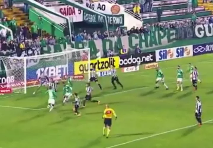 Acción ofensiva del Chapecoense. 
