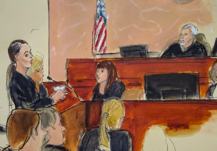 En el bosquejo de este tribunal, Andrea Velez Fernández, a la izquierda, habla a través de un intérprete durante la sentencia de Joaquín "El Chapo" Guzmán. FOTO/AP